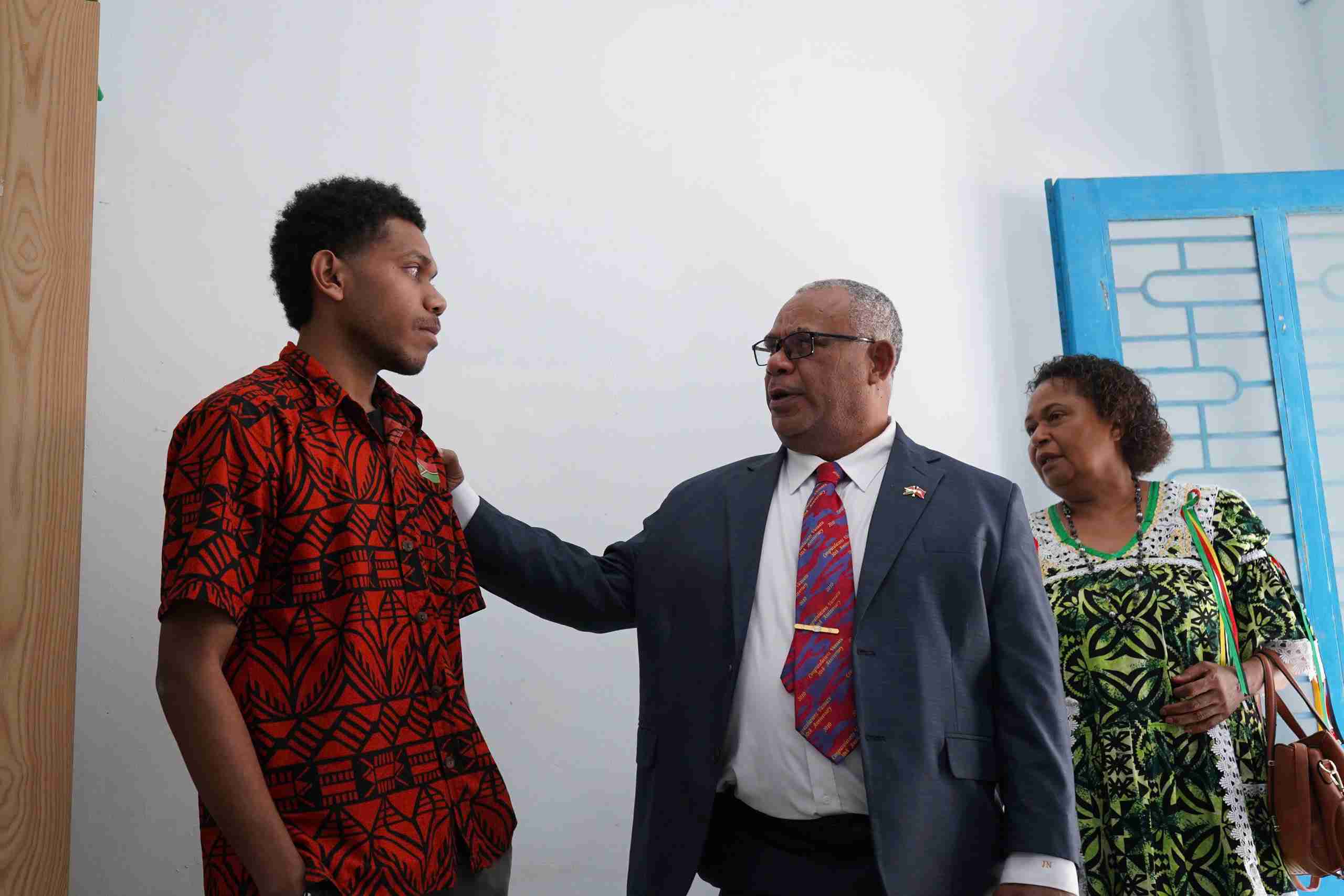 Prime Minister of the Republic of Vanuatu meets with students in Khanh Hoa. Photo: Huu Long
