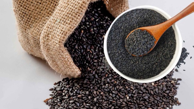 Black teddy bear supports beautiful shiny hair. Graphic photo: Nguyen Ly