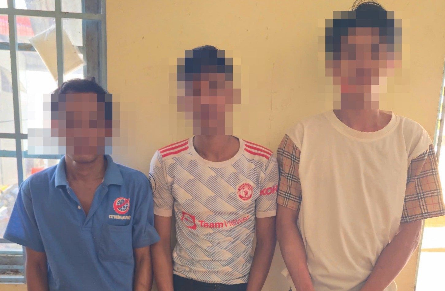 Các đối tượng Sơn Mương, Sơn Kỳ và Sơn Đăng Khoa tại cơ quan Công an. Ảnh: Công an TP Cần Thơ