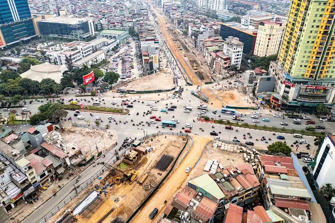 The overpass at the Nguyen Chi Thanh - Ring Road 1 intersection is under construction. Photo: Song Huu