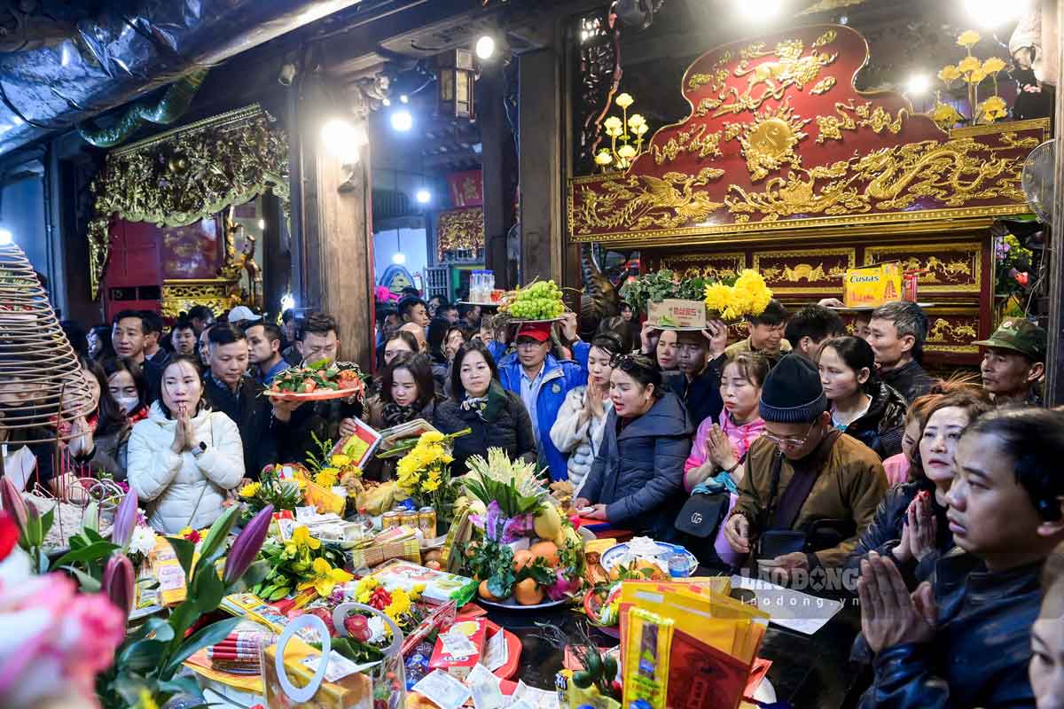 Nguoi dan hanh huong chiem bai o Phu Tien Huong