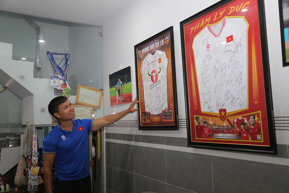 Bo cua Ly Duc gioi thieu nhung thanh tich cua Ly Duc. Anh: Anh Giang