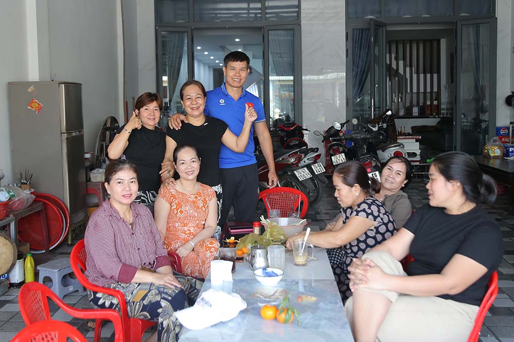 Khong khi tai nha Ly Duc truoc gio tran ban ket bat dau. Anh: Anh Giang