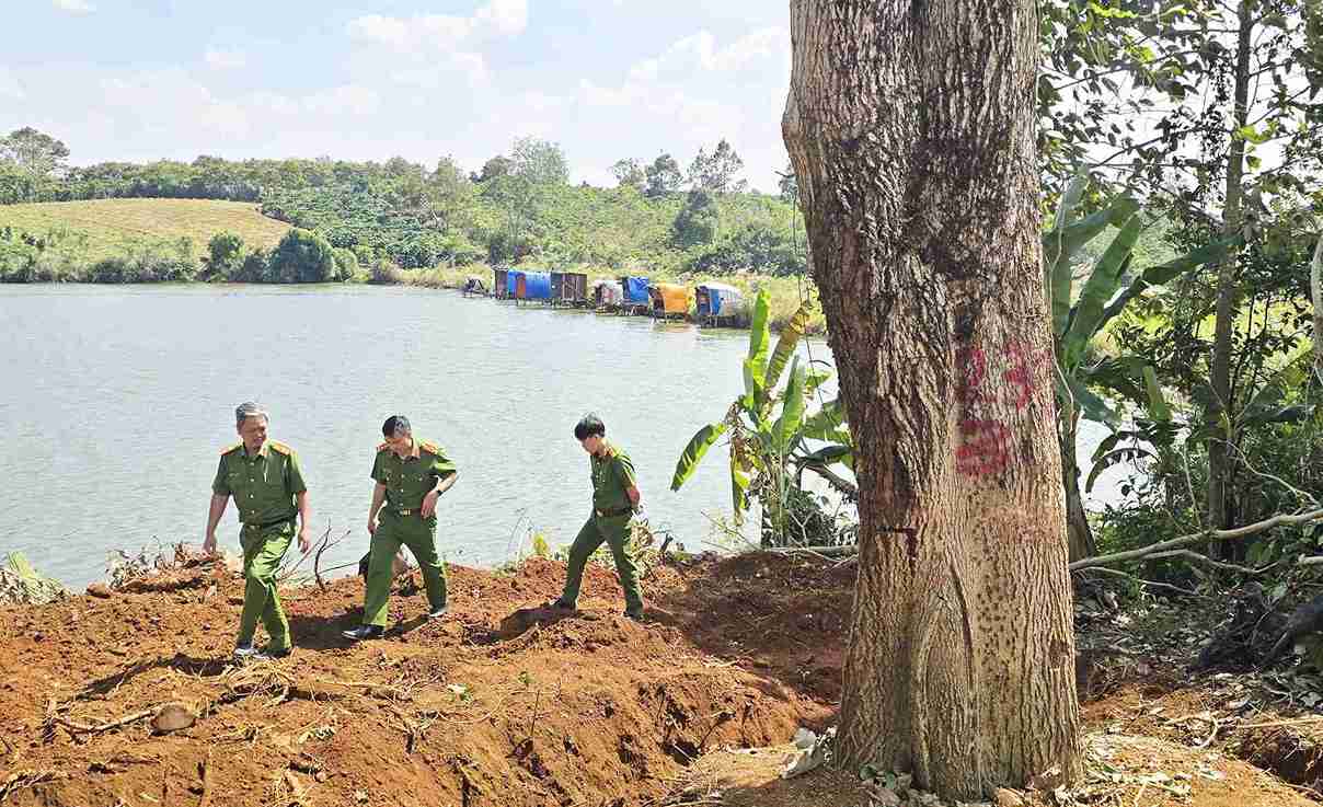 Cơ quan công an có mặt kiểm tra và yêu cầu tạm dừng mọi hoạt động liên quan. Ảnh: Phúc Khánh