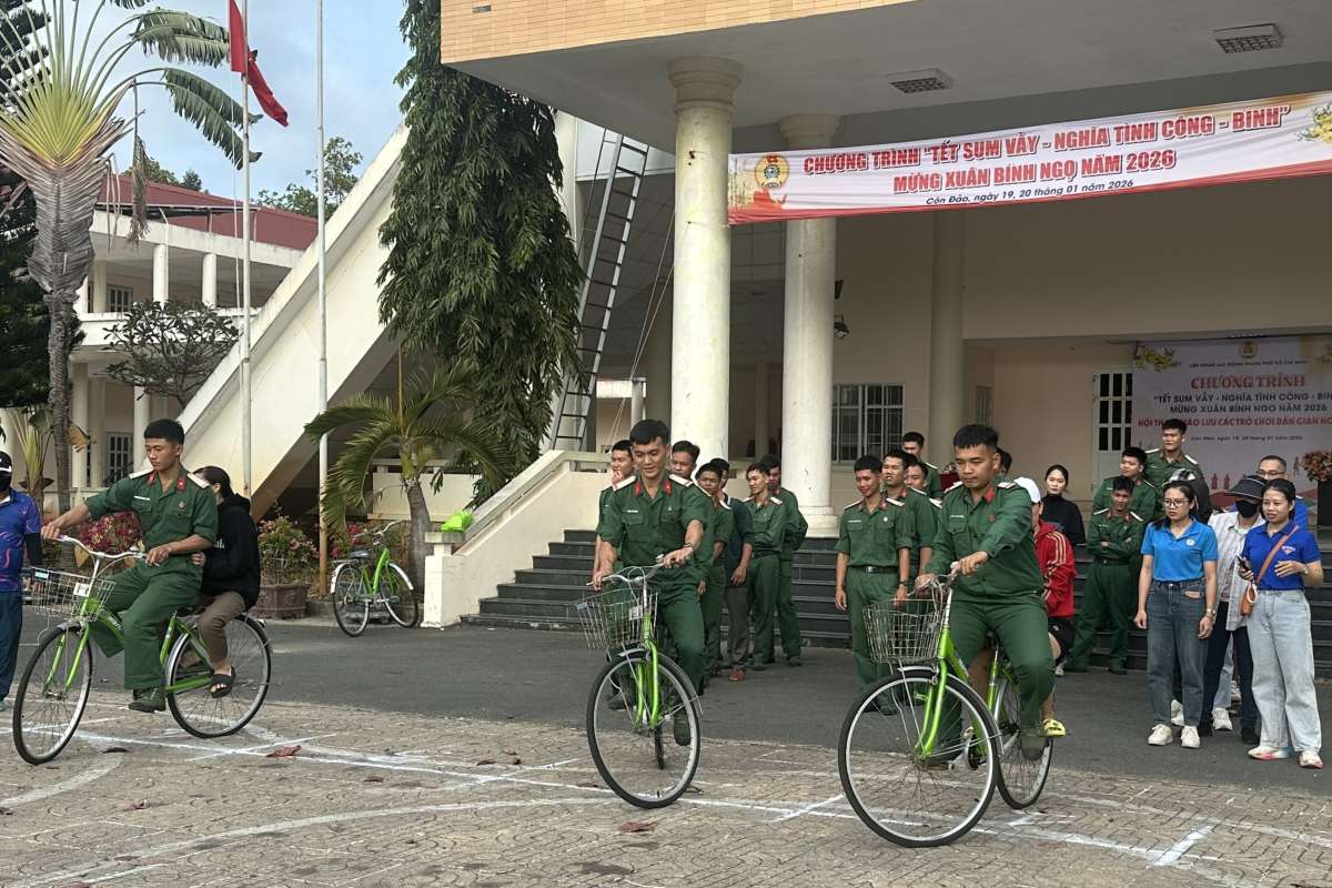 Soldiers, union members and workers participate in competitions in the sports festival. Photo: Hoang Hai