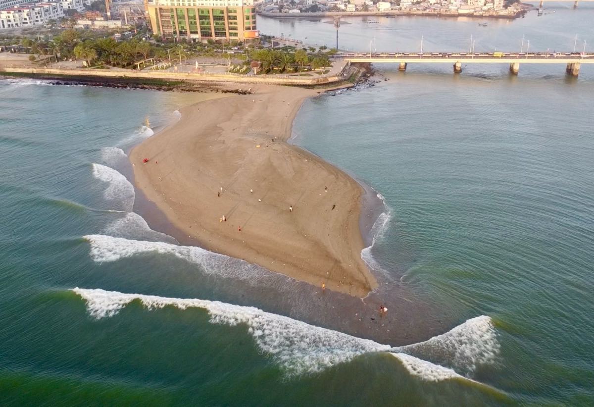 Dolphin-shaped sand dunes more than 100m long suddenly appear in Khanh Hoa