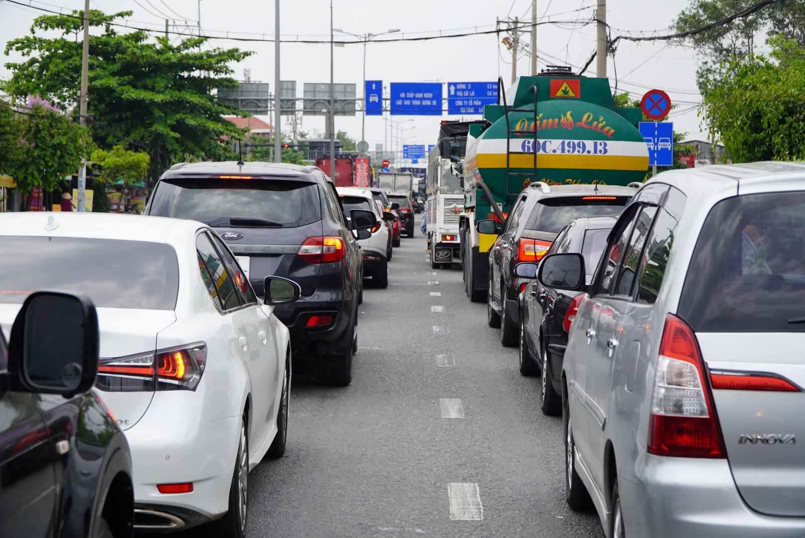 Traffic jam on Nguyen Thi Dinh street (HCMC) leading to Cat Lai ferry. Photo: Chan Phuc