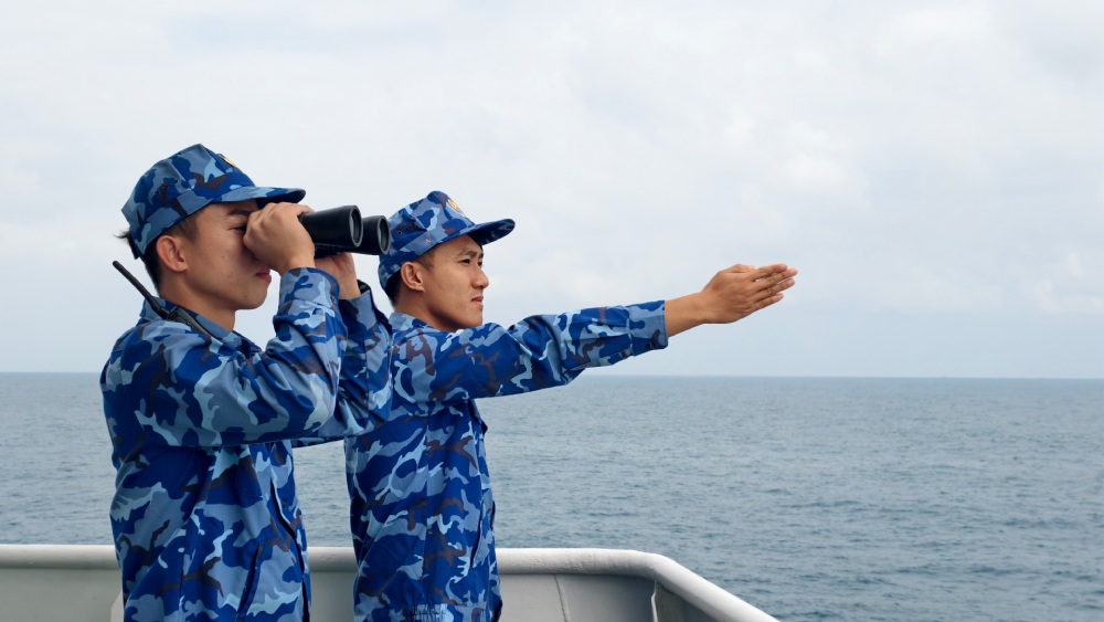 Can bo, chien si Bo Tu lenh Vung Canh sat bien 4 tang cuong quan sat, nam tinh hinh tren bien. Anh: Duc Thai