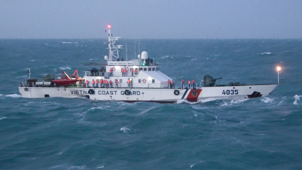 Tau CSB 4035, Hai doi 422, Hai doan 42, Bo Tu lenh Vung Canh sat bien 4 thuc hien nhiem vu truc SSCD tren bien. Anh: Duc Thai