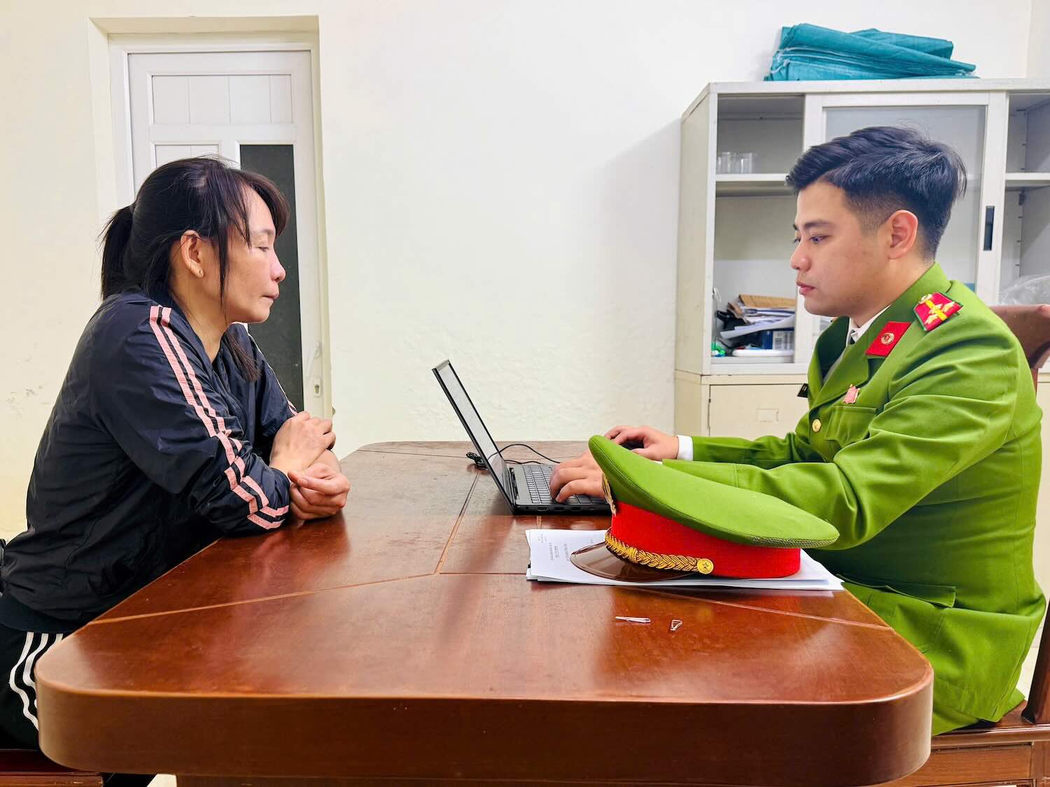 Police working with people with "Tax Evasion" acts. Photo: Tran Hong.