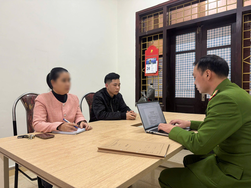 Đối tượng Đàm Tuấn Đạt (áo đen) ra đầu thú sau khi y cướp tài sản rồi trốn sang Campuchia. Ảnh: Công an Cao Bằng