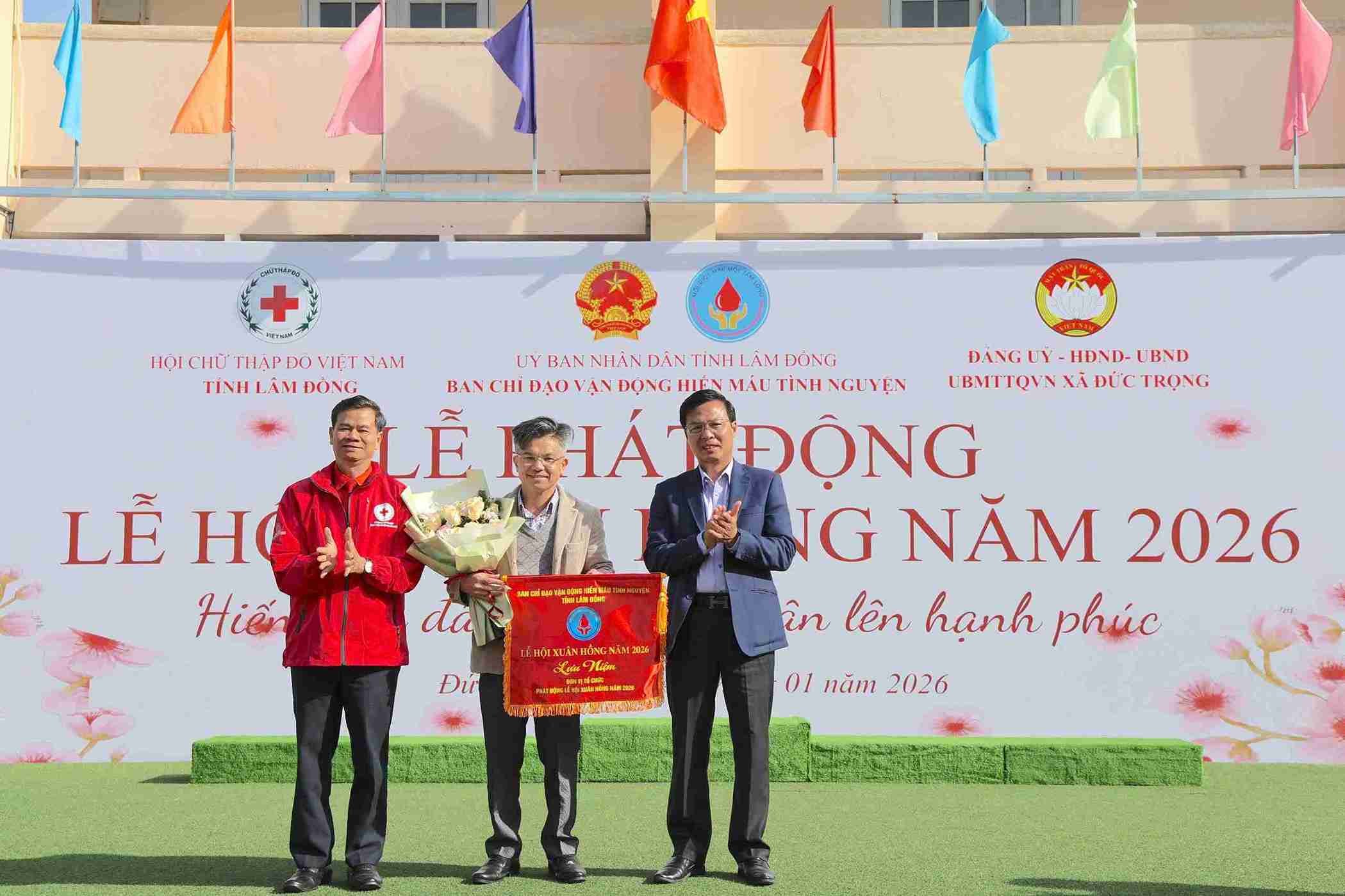 Ban To chuc trao co luu niem va hoa cho Ban Chi dao van dong hien mau tinh nguyen xa Duc Trong. Anh: Phuc Khanh 