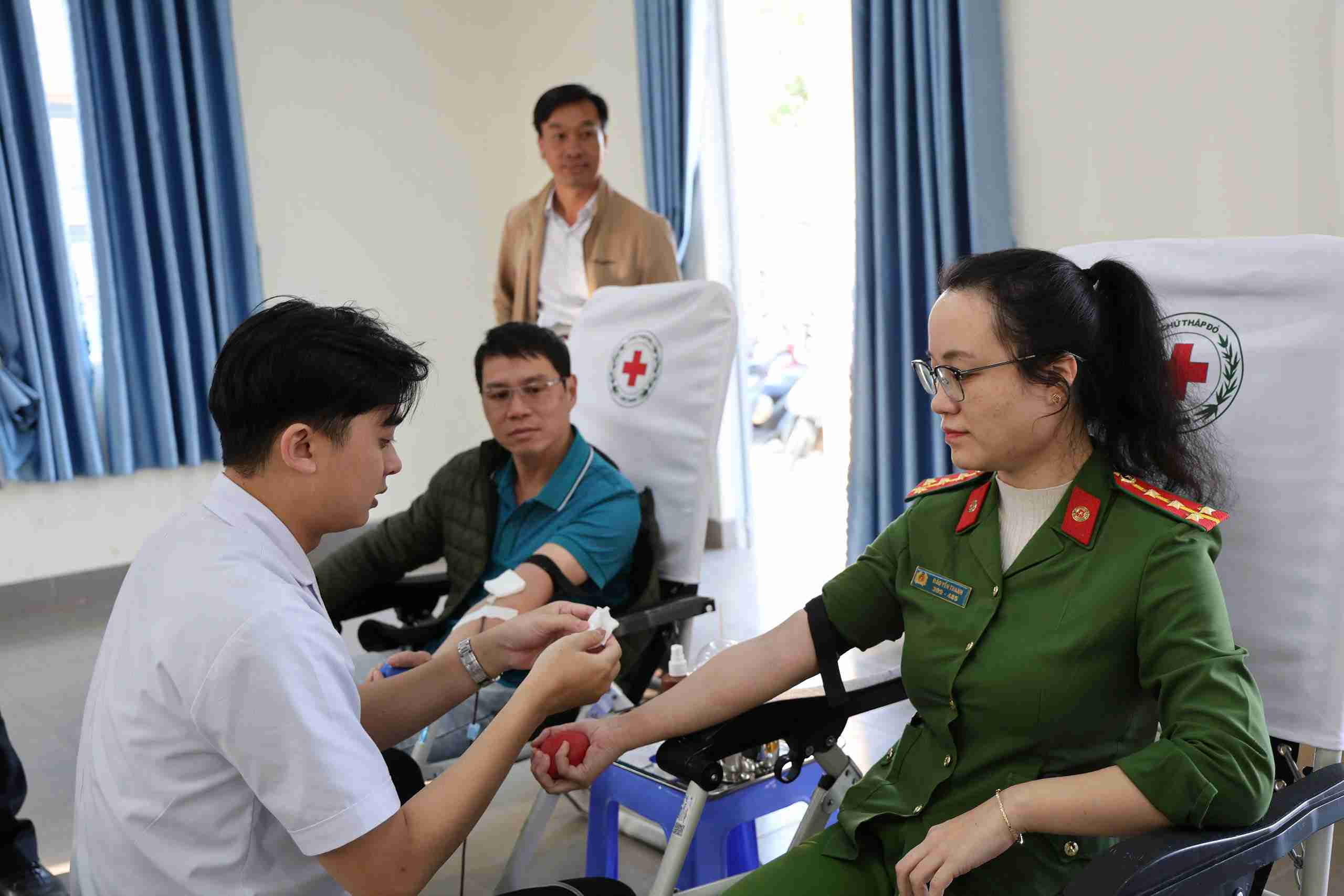 Cac tinh nguyen vien tham gia hien mau tinh nguyen. Anh: Phuc Khanh 
