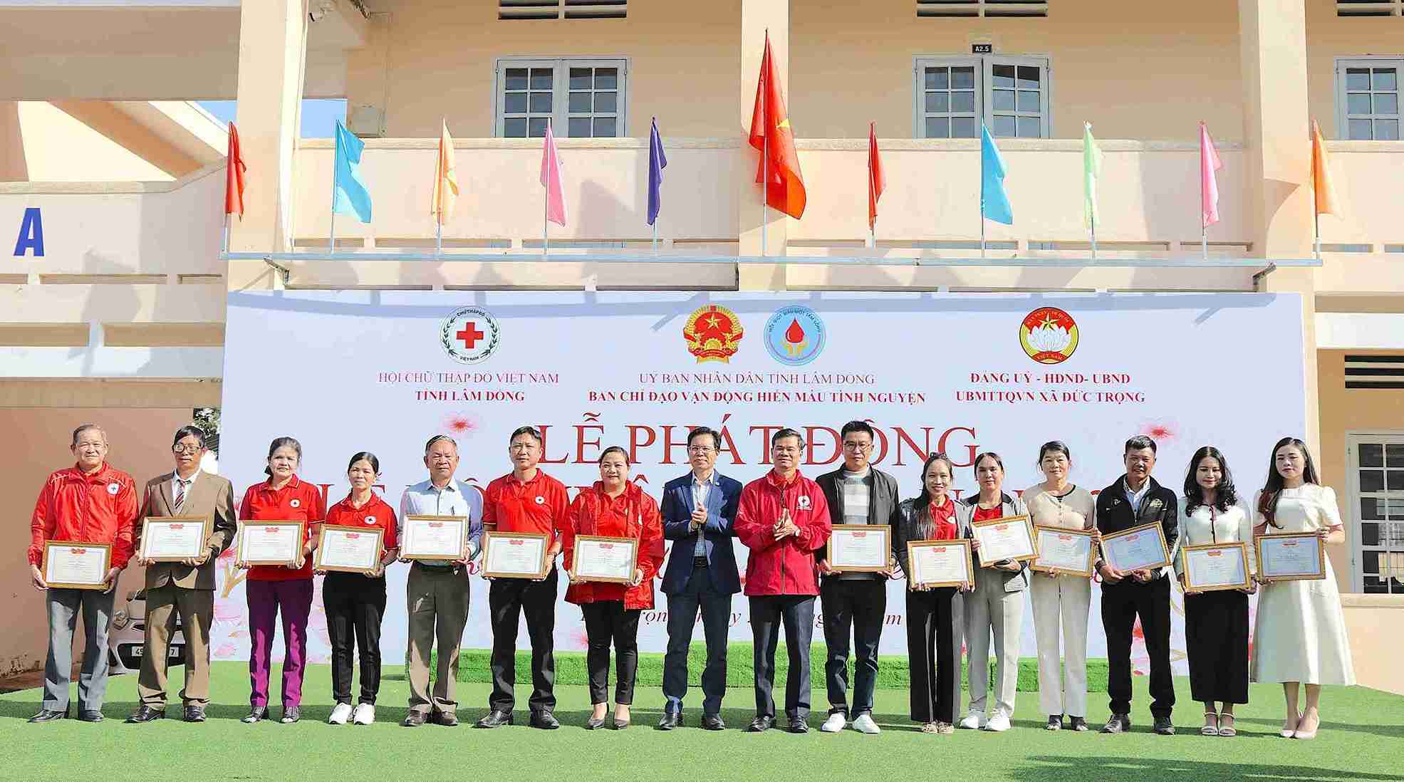 Trao giay khen cho cac ca nhan tieu bieu trong phong trao hien mau tinh nguyen nam 2025. Anh: Phuc Khanh 