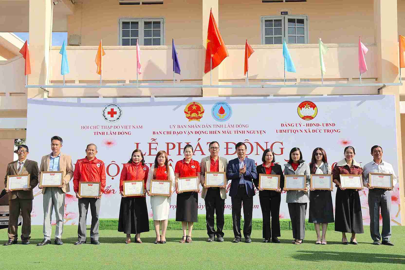 Trao giay khen cho cac tap the co thanh tich xuat sac trong phong trao hien mau tinh nguyen nam 2025. Anh: Phuc Khanh 