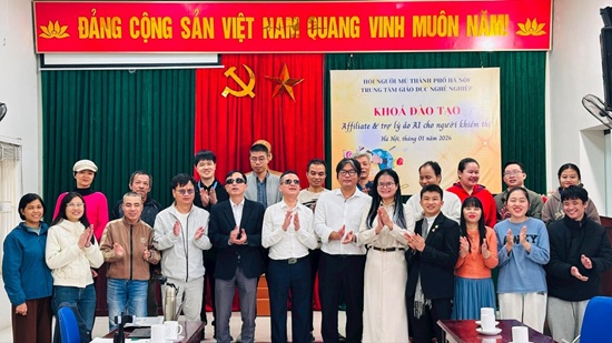 AIトレーニングは、ハノイの視覚障害者がデジタル経済で収入を生み出すのを支援します。写真:カイン・リン