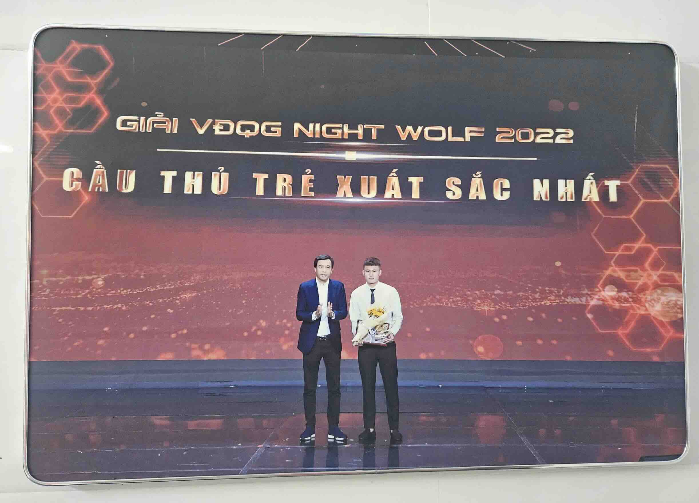 Phi Hoang voi danh hieu Cau thu tre xuat sac nhat Giai vo dich quoc gia 2022. Anh: Van Xuan