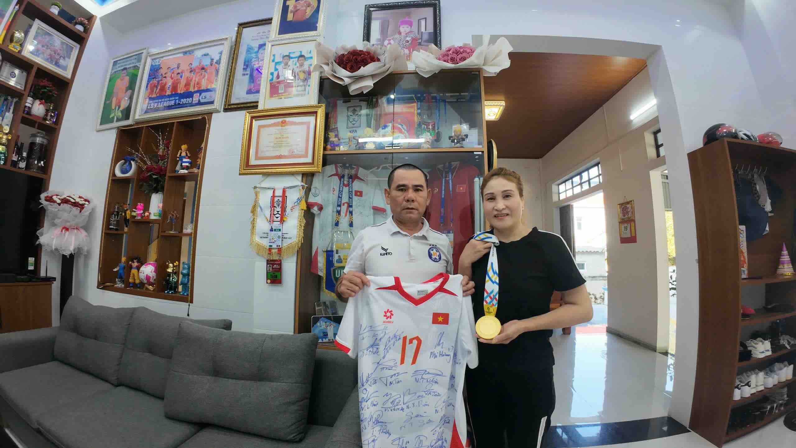 Los padres del jugador Nguyen Phi Hoang con los logros en su viaje desde el campo del pueblo hasta la seleccion sub-23 de Vietnam. Foto: Van Xuan
