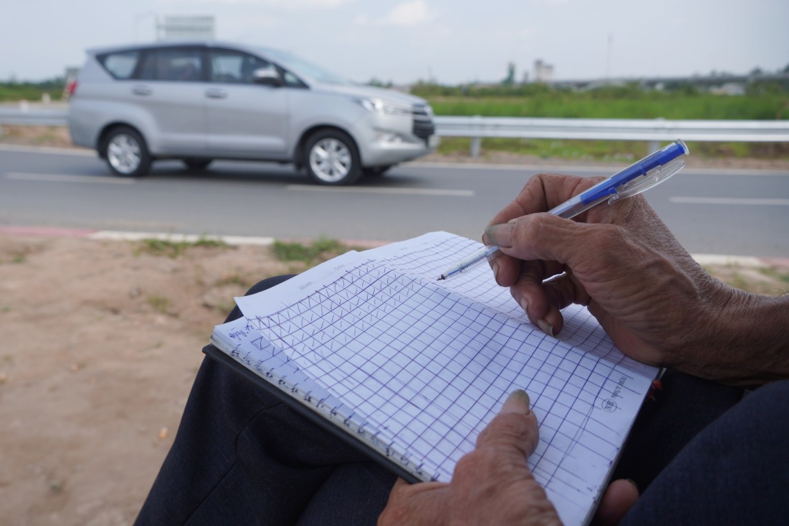 Ong Huynh Diep - can bo truc huong dan giao thong tai diem dau cao toc Can Tho – Ca Mau cho biet, tu trua 19.1, luong phuong tien vao cao toc tang manh, chu yeu la xe mang bien so Ca Mau, An Giang. Nhieu tai xe dung lai hoi thong tin va chi tiep tuc di chuyen sau khi duoc xac nhan tuyen da thong xe toan tuyen. Trong ngay dau khai thac, hon 200 phuong tien da luu thong qua chot kiem soat.