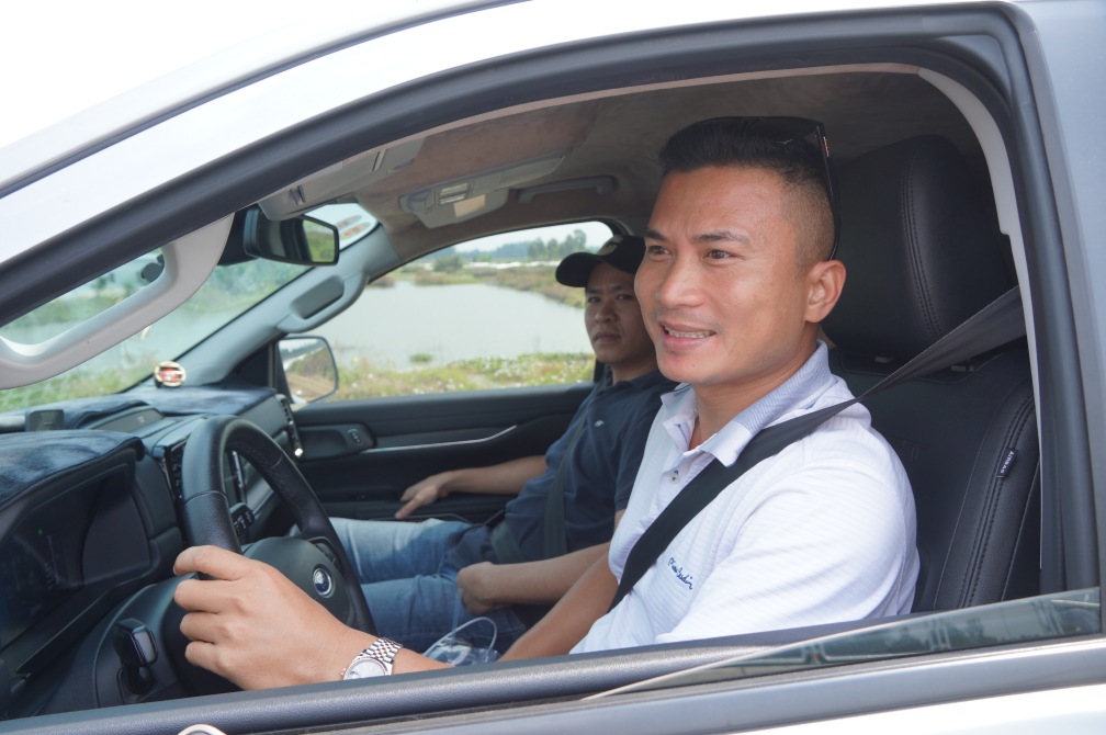 Anh Duong Ngoc Mai (Thanh pho Ho Chi Minh) cung ban be di chuyen cao toc tu Ca Mau len Can Tho chia se, cao toc chay em, rut ngan thoi gian di chuyen rat nhieu. Va anh bat ngo khi tuyen duong nay thi cong nhanh, hieu qua.