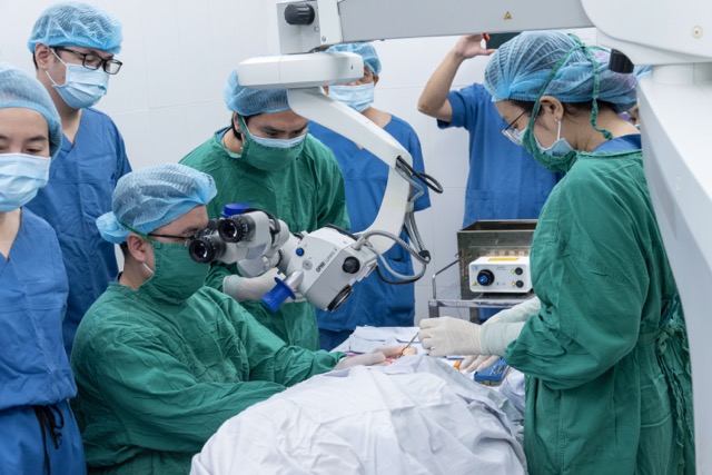 Minimally invasive glaucoma surgery helps patients recover quickly. Photo: BVCC