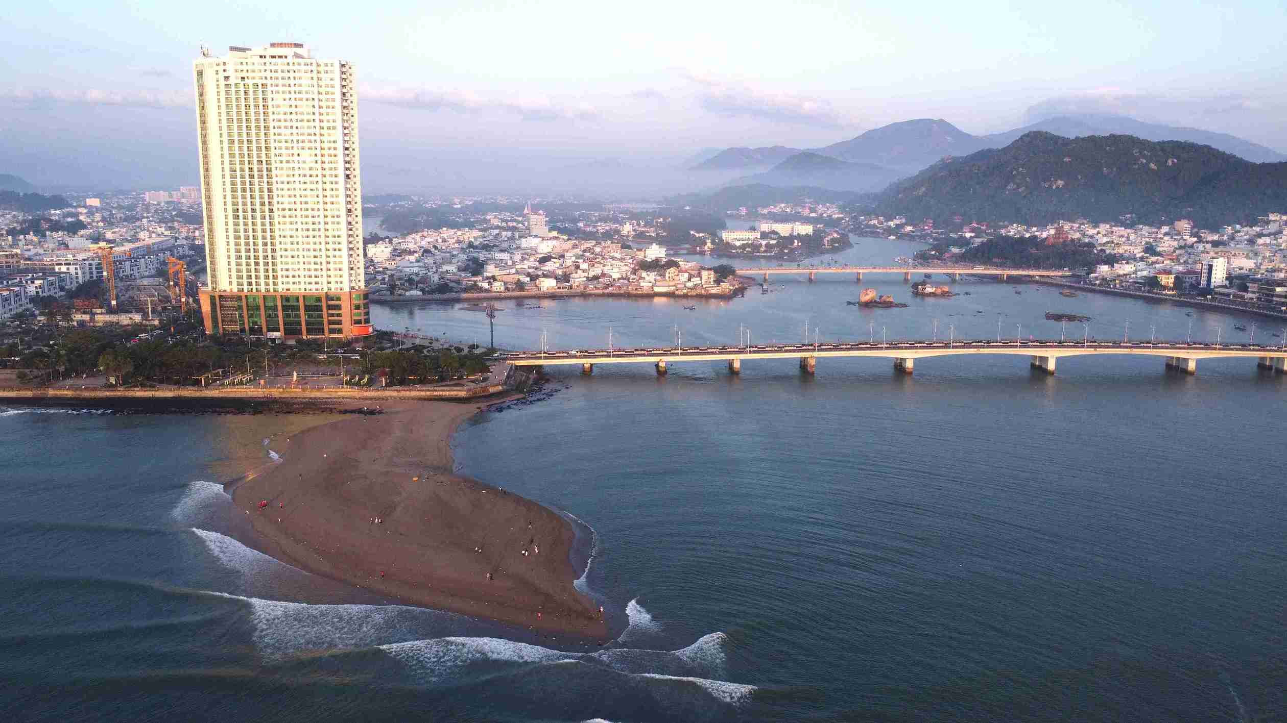 Bờ biển Nha Trang xuất hiện cồn cát như hình cá heo khổng lồ. 