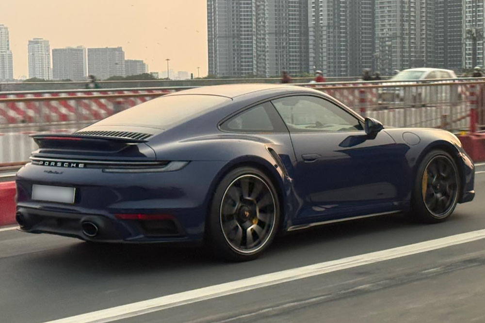 Porsche 911 Turbo S generation 992 with rare dark blue appears and rolls on the streets of Ho Chi Minh City. Photo: Tom Vuong