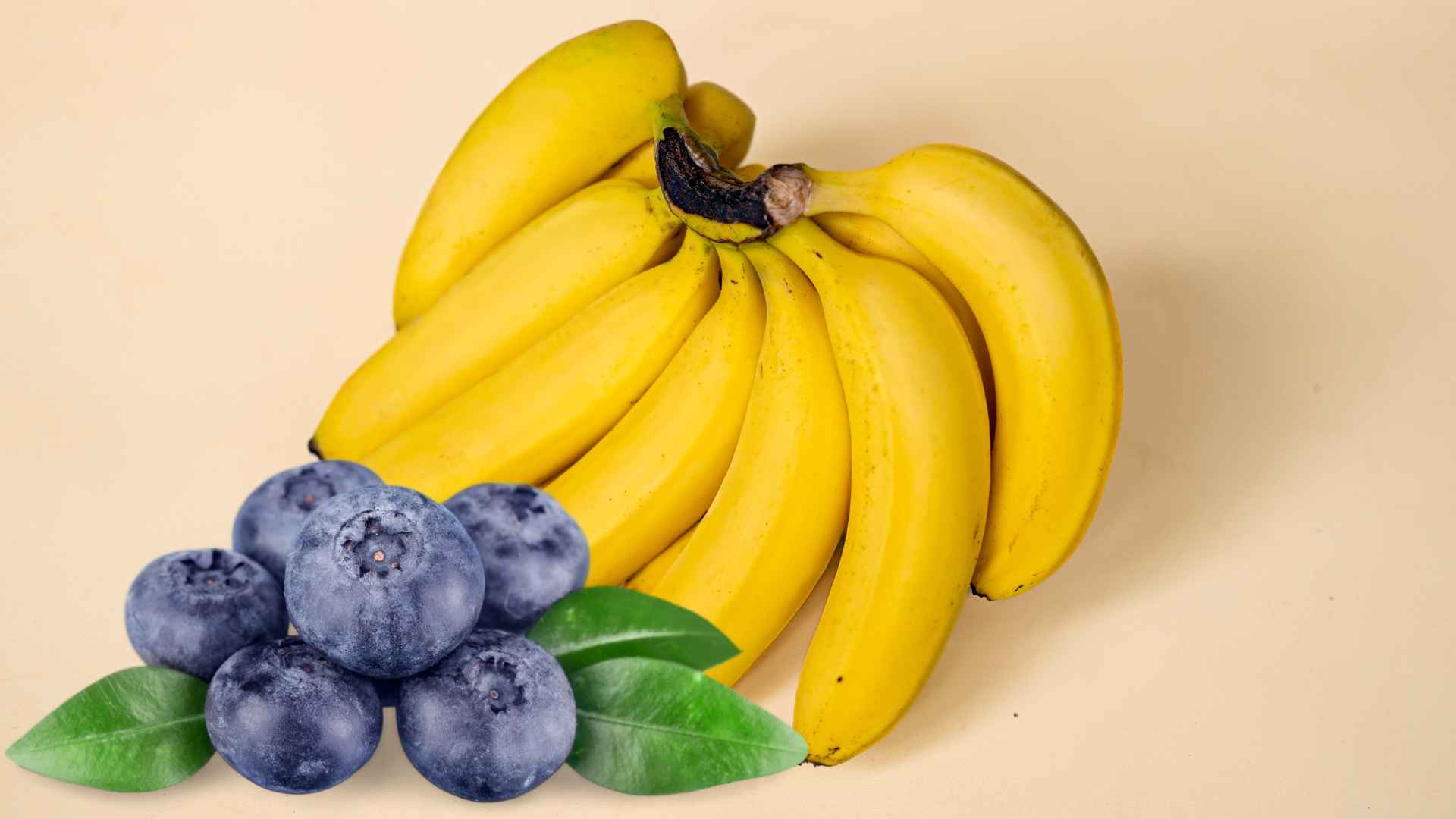 Bananas and blueberries are fruits that support reducing eye strain. Graphic photo: Huong Son