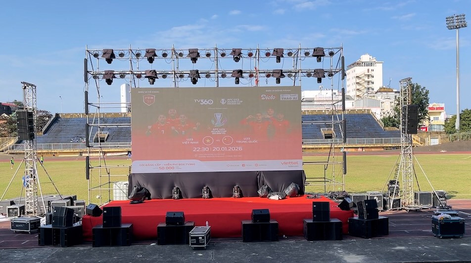 フエの人々がU-23ベトナム代表を応援するためのステージを設置。写真:ホン・クアン