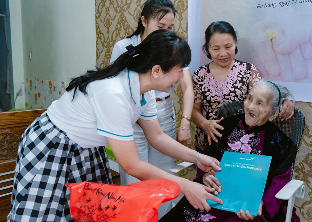 The Trade Union of Sky-Line Education System visits, presents gifts and receives lifetime support for Vietnamese Heroic Mother Trinh Thi Thin. Photo: Da Nang Trade Union.