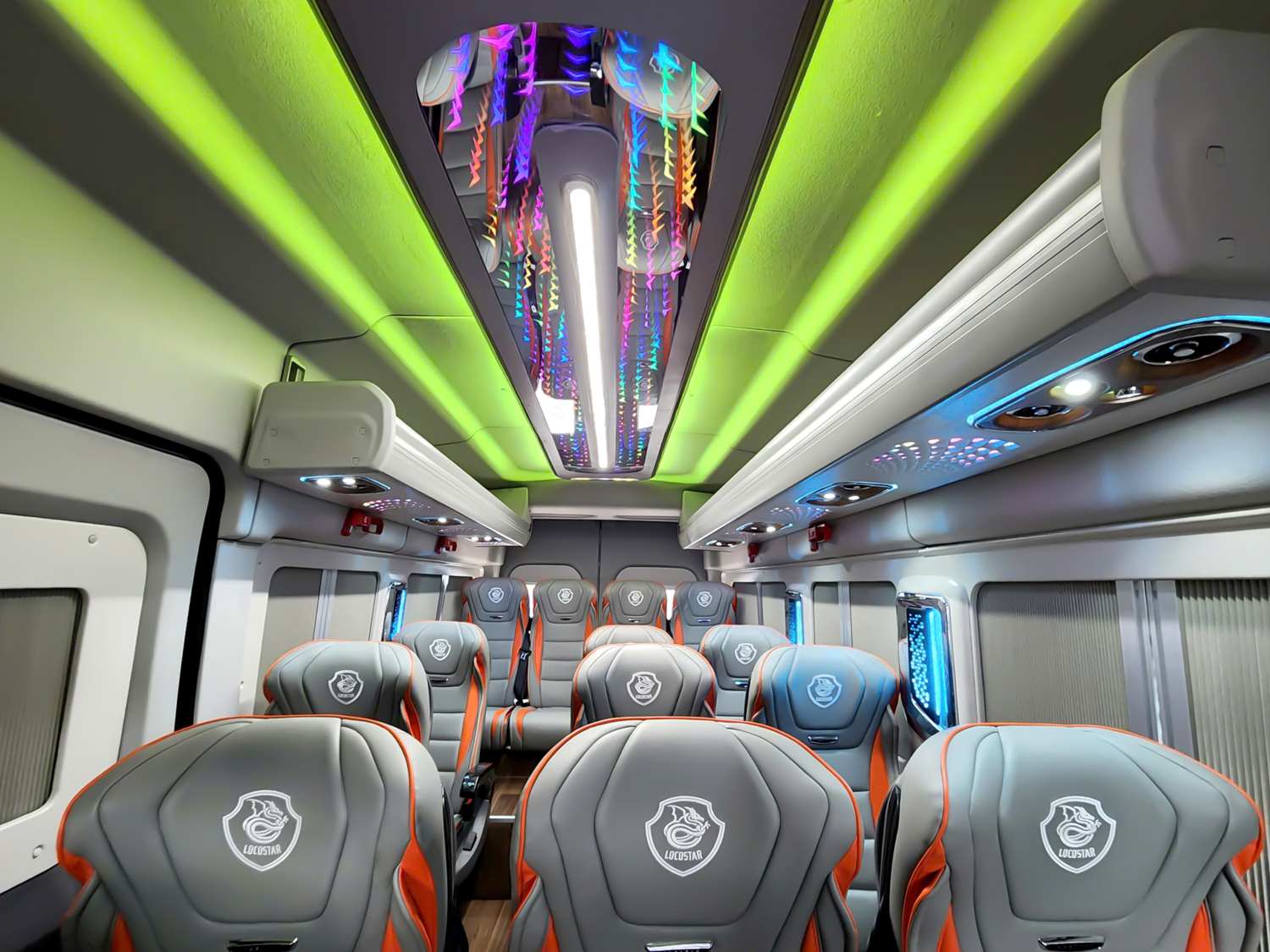 Locostar mang den lan gio moi voi da dang phien ban Limousine cao cap.  Anh: Locostar