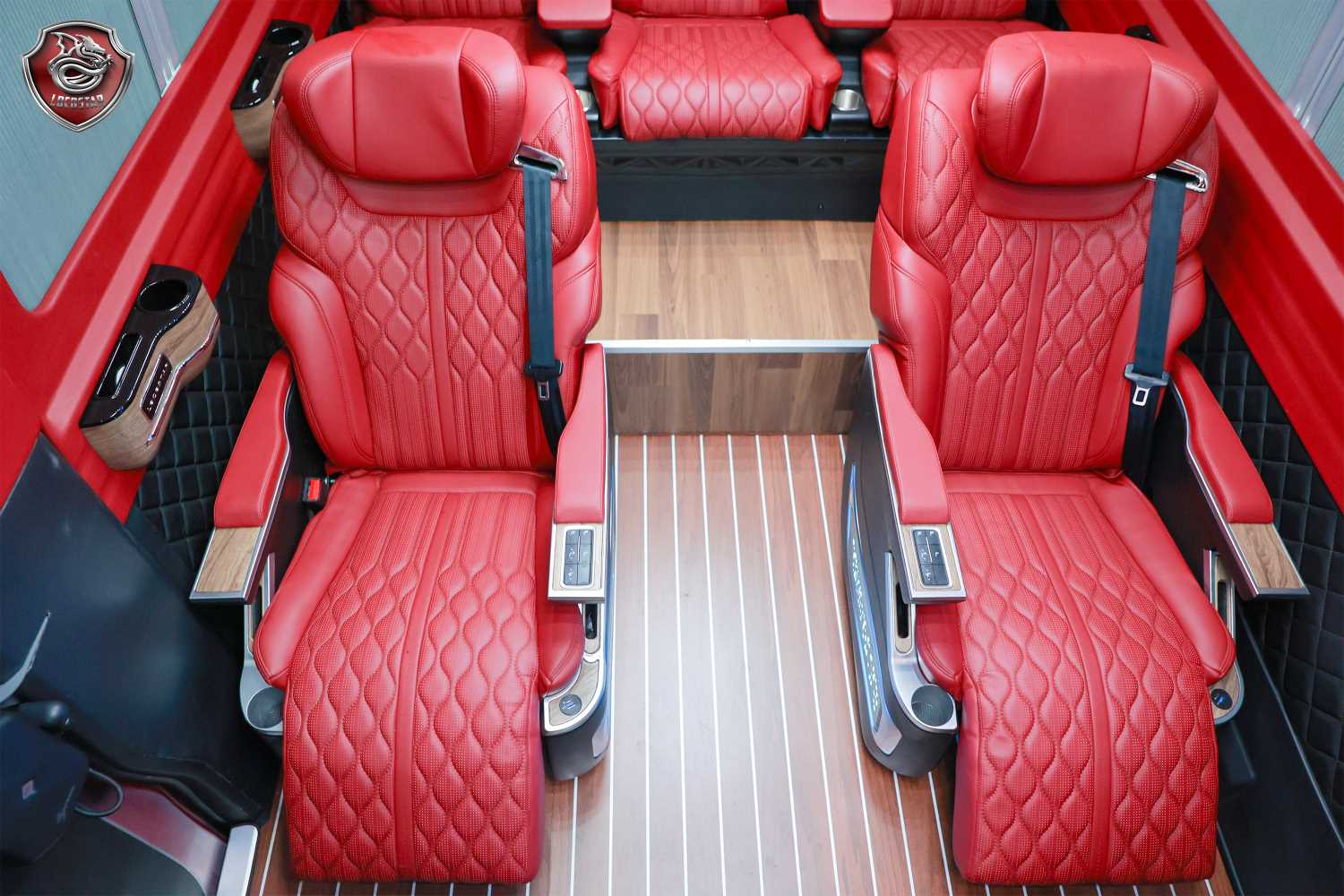 Ghe da cao cap tich hop massage. Anh: Locostar