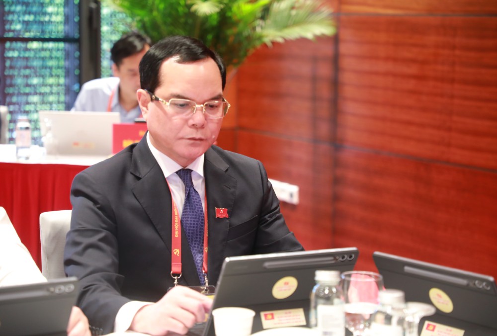 Uy vien Trung uong Dang, Pho Chu tich Uy ban Trung uong Mat tran To quoc Viet Nam, Chu tich Tong Lien doan Lao dong Viet Nam nghien cuu tai lieu tai buoi thao luan. Anh: Tran Vuong