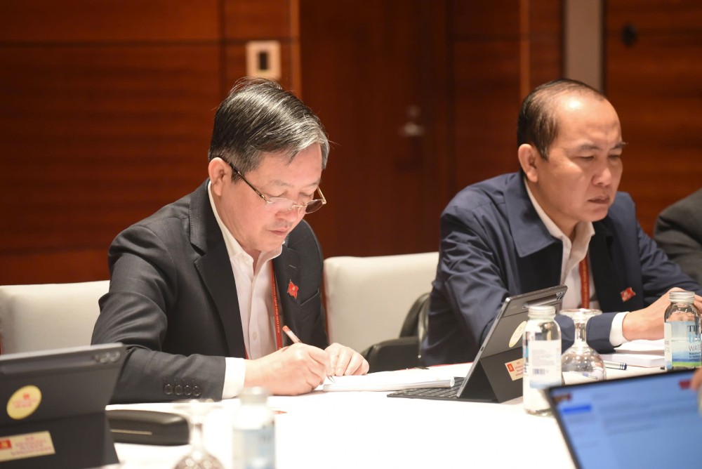 Uy vien Trung uong Dang, Pho Chu tich Uy ban Trung uong Mat tran To quoc Viet Nam, Chu tich Trung uong Hoi Nong dan Viet Nam Luong Quoc Doan nghien cuu cac tai lieu ve van kien Dai hoi. Anh: Tran Vuong