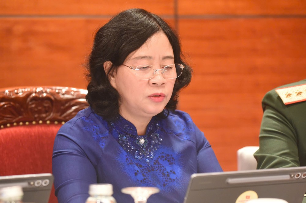 Ms. Bui Thi Minh Hoai - Member of the Politburo, Secretary of the Party Central Committee, Secretary of the Party Committee of the Fatherland Front, Central Unions, Chairwoman of the Central Committee of the Vietnam Fatherland Front chaired the discussion at the Delegation of the Fatherland Front, Central Unions.