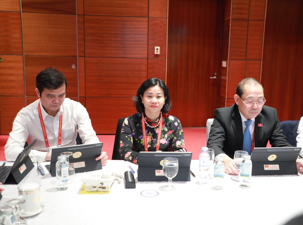 Uy vien Trung uong Dang, Pho Chu tich Uy ban Trung uong Mat tran To quoc Viet Nam, Chu tich Hoi Lien hiep phu nu Viet Nam Nguyen Thi Tuyen (giua); Uy vien du khuyet Trung uong Dang, Pho Chu tich Uy ban Trung uong Mat tran To quoc Viet Nam, Bi thu thu nhat Trung uong Doan Thanh nien cong san Ho Chi Minh Bui Quang Huy (ben trai); Pho Chu tich Uy ban Trung uong Mat tran To quoc Viet Nam Hoang Cong Thuy (ben phai) nghien cuu cac van kien Dai hoi. Anh: Tran Vuong