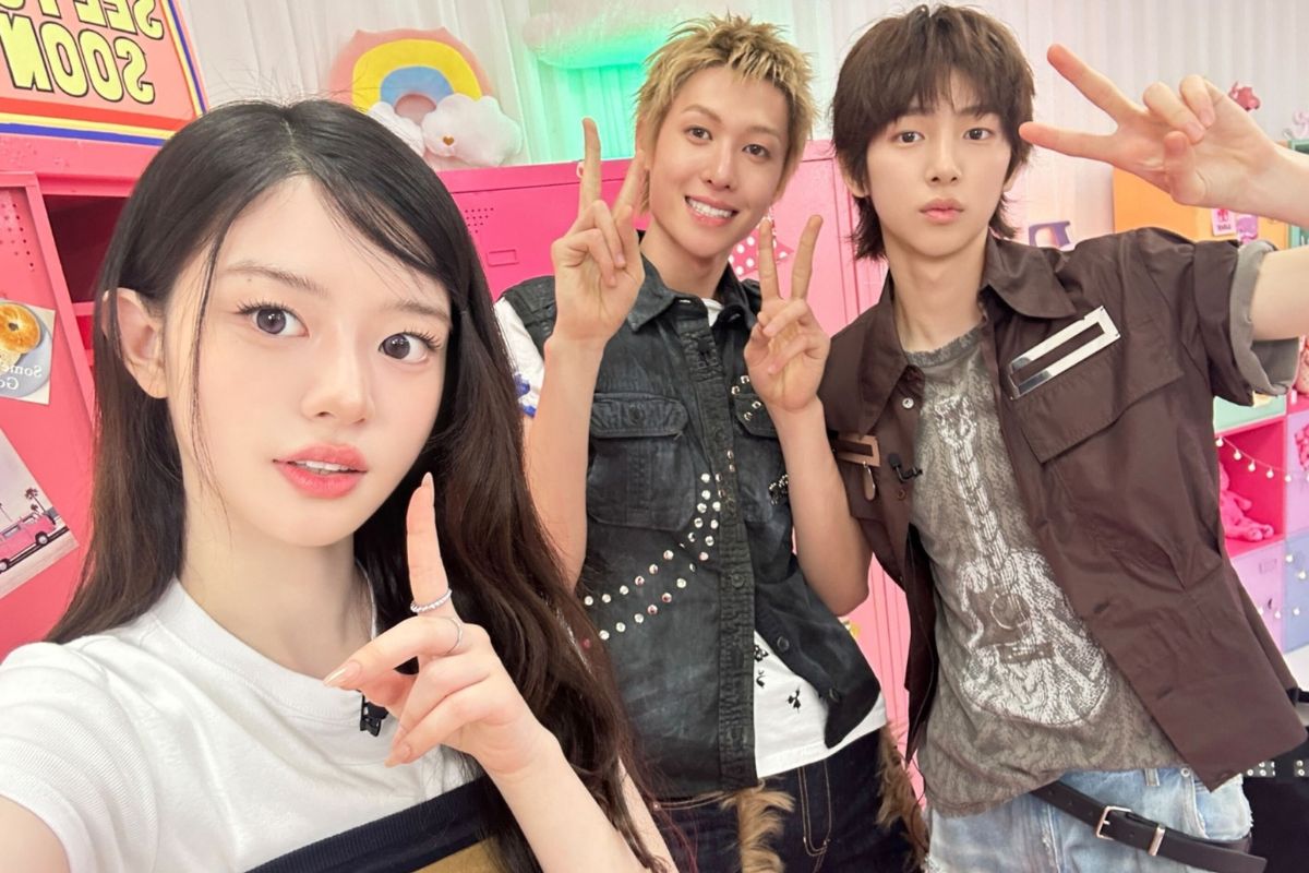 Minju (ILLIT) va Martin (CORTIS) trong mot chuong trinh am nhac hang tuan. Anh: Lotte