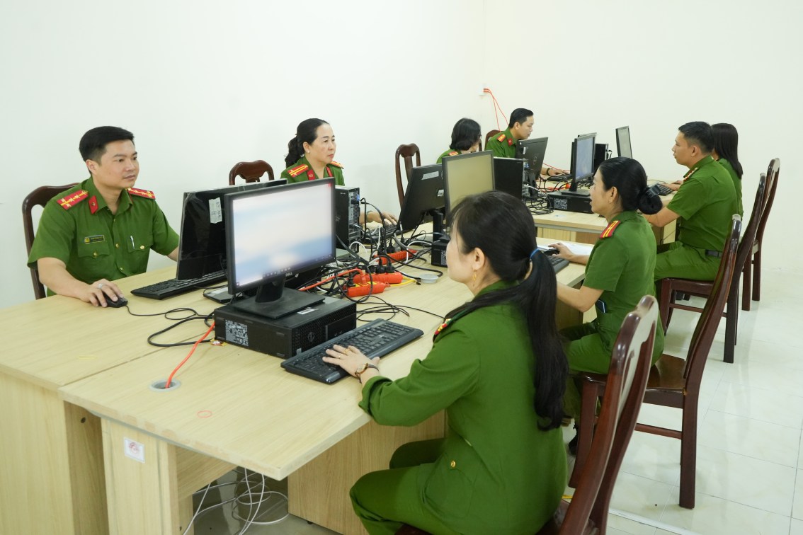 Cong tac so hoa giup rut ngan dang ke thoi gian tra cuu thong tin. Anh: Cong an Can Tho