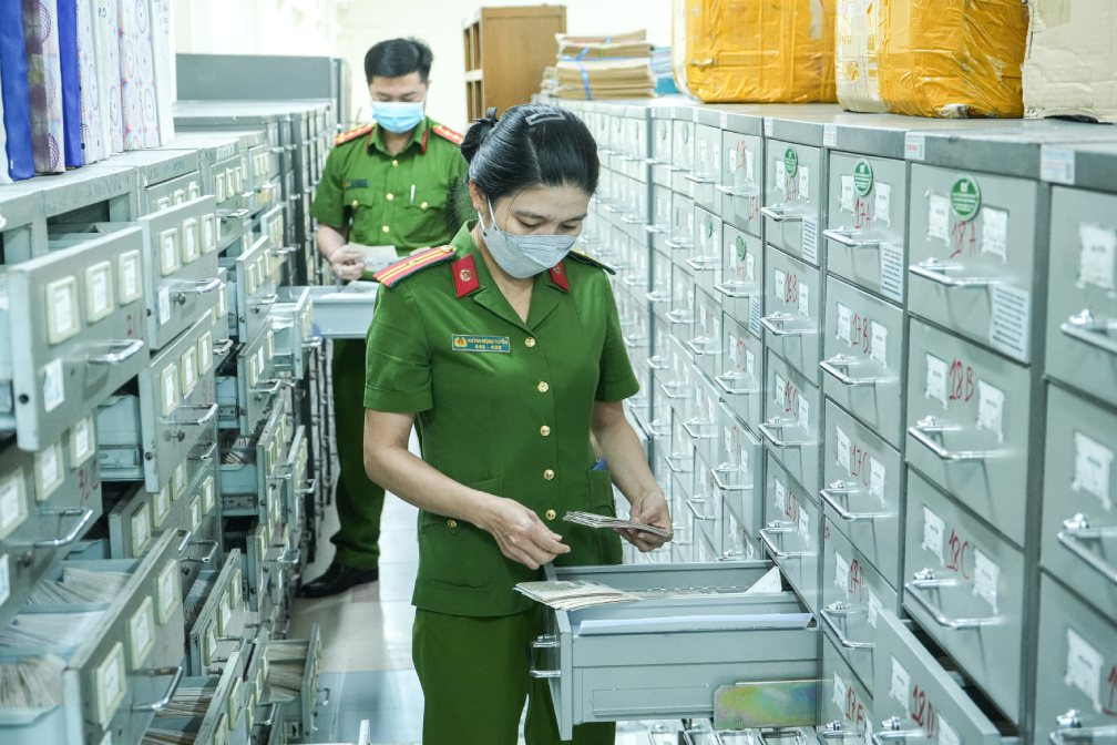 Cong an TP hoan thanh truoc thoi han 6 thang doi voi chi tieu so hoa ho so CMND 9 so do Cuc Canh sat QLHC ve TTXH giao. Anh: Cong an Can Tho