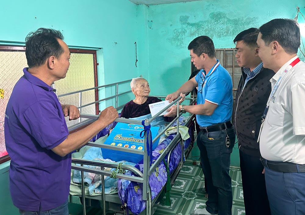 The grassroots trade union of Phuong Dong Da Nang College visits and presents gifts to Vietnamese Heroic Mother Nguyen Thi Nhi. Photo: Da Nang Trade Union.