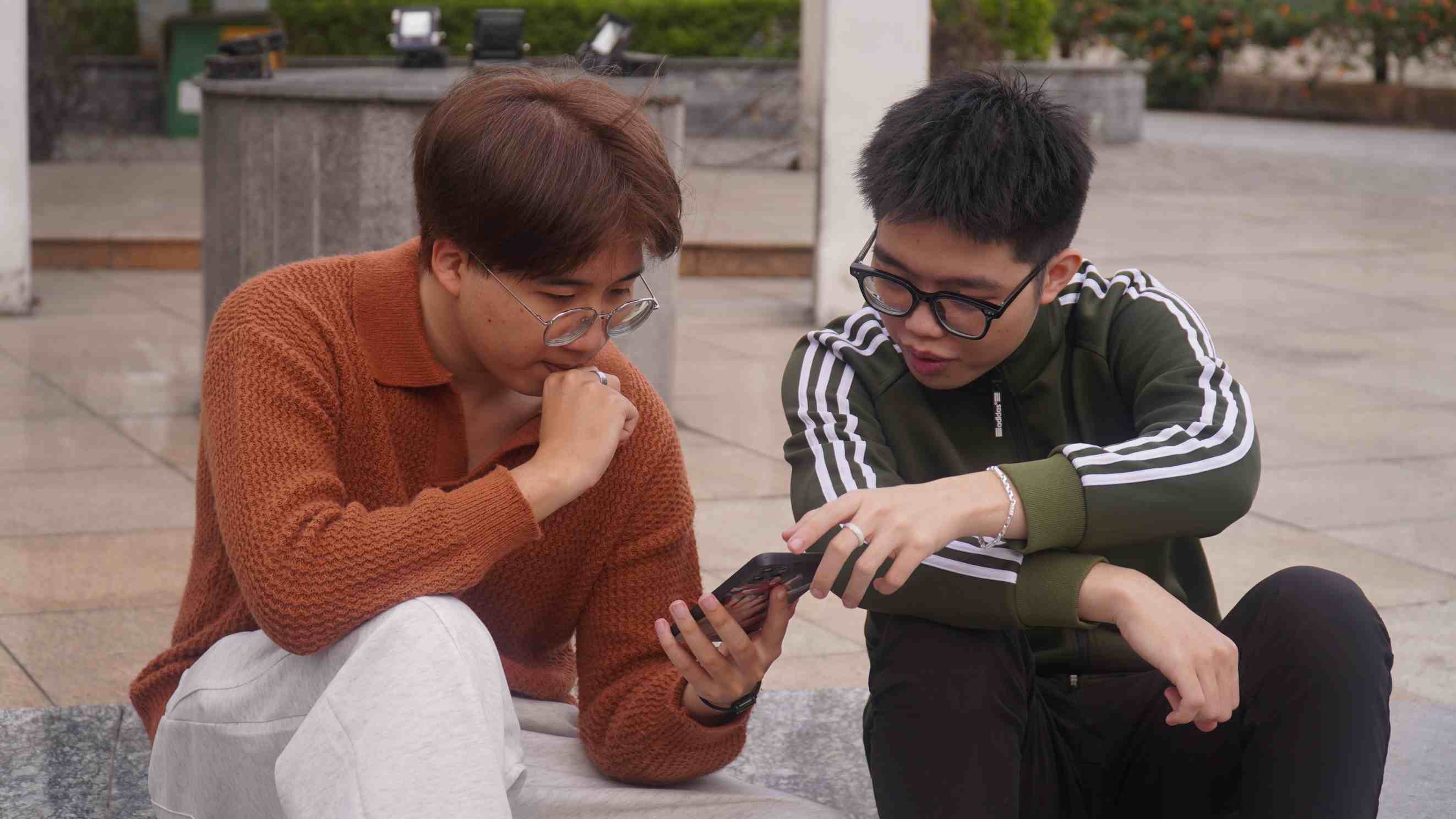 Fans discuss the U23 Vietnam match. Photo: Minh Vu.