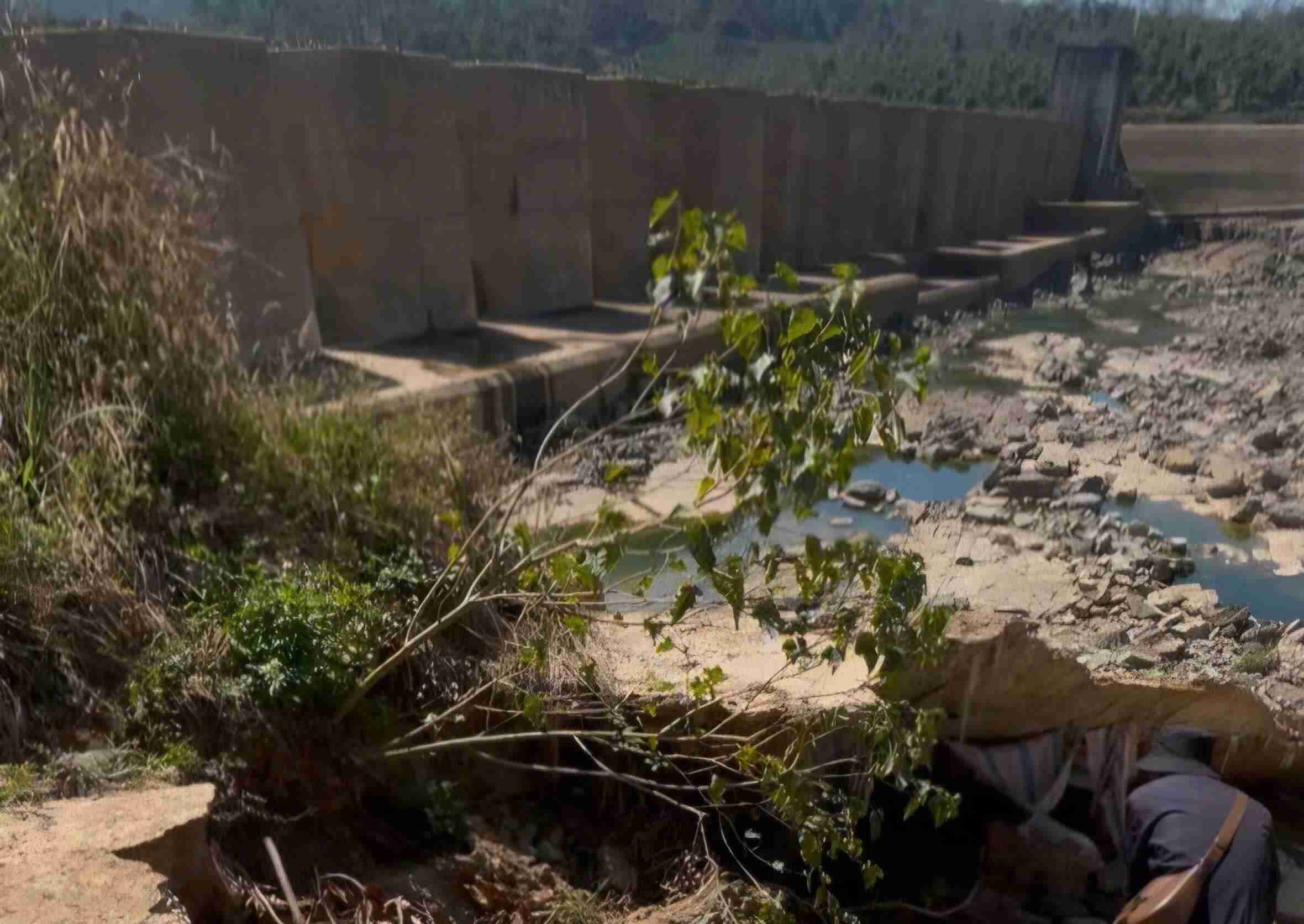 Can canh vet nut nguy hiem tai chan dap ho Dong Nai 1. Anh: Phuc Khanh 