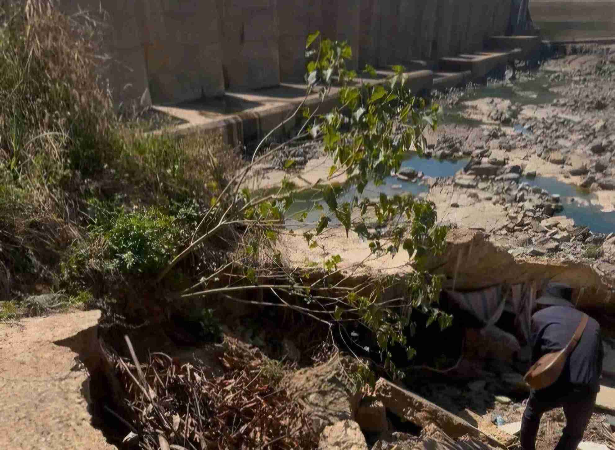 Dangerous crack appears at the foot of Dong Nai hydropower dam 1. Photo: Phuc Khanh