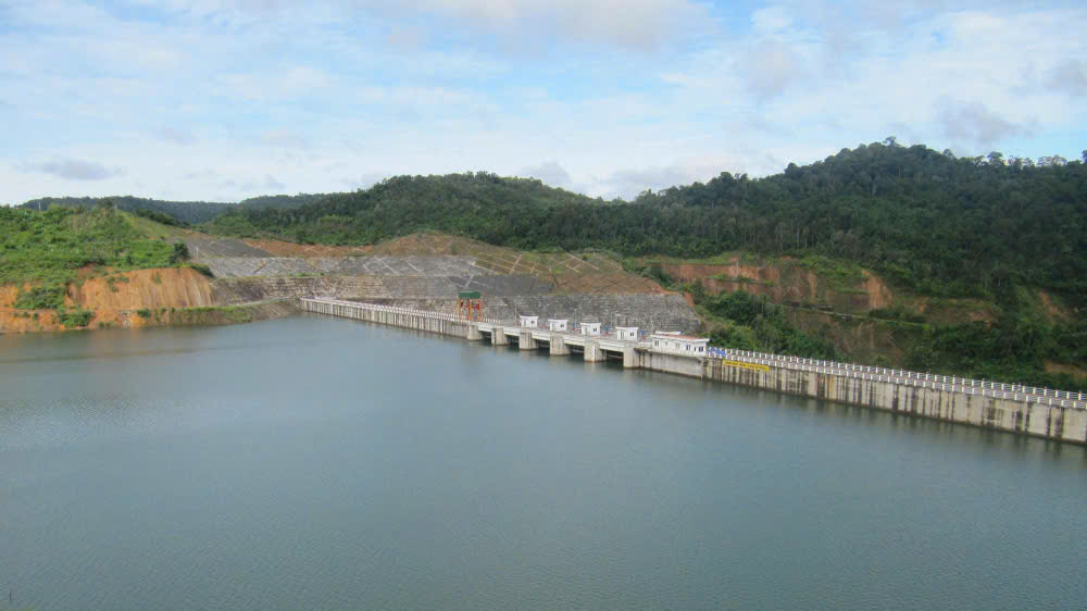 Dap ho Dong Nai 1 dang xuat hien vet nut nguy hiem. Anh: Phuc Khanh 