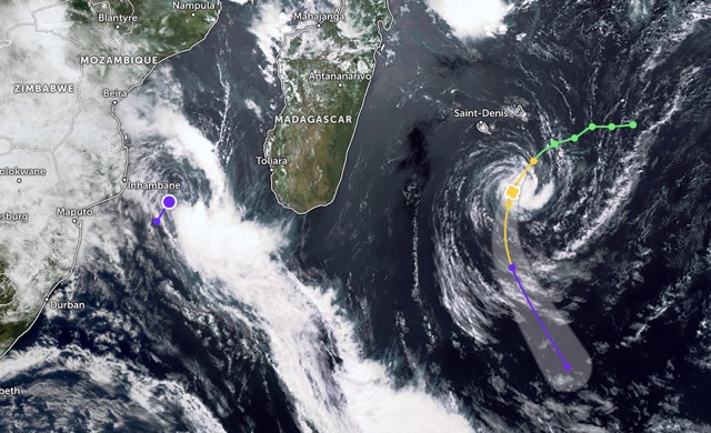 Previsions de la trajectoire de la tempete Dudzai dans le sud-ouest de l'ocean Indien et d'une nouvelle depression. Photo: JWTC
