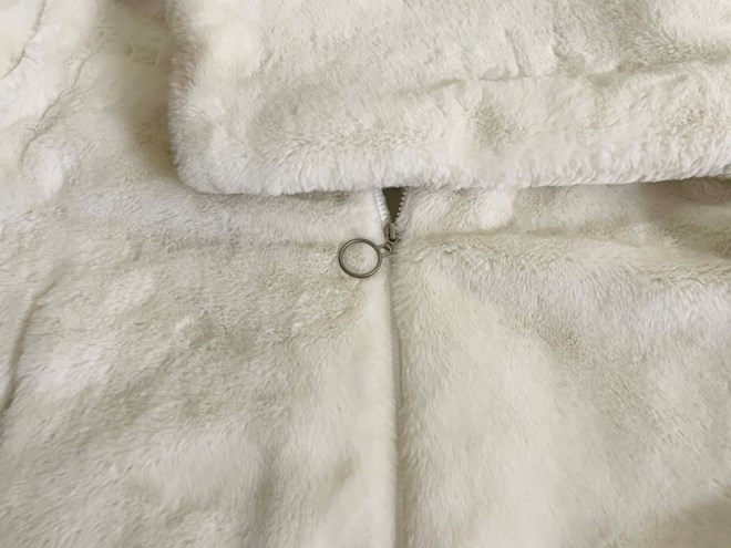 Khi giat ao khoac long, ban nen giat bang nuoc lanh. Anh: Mai Huong