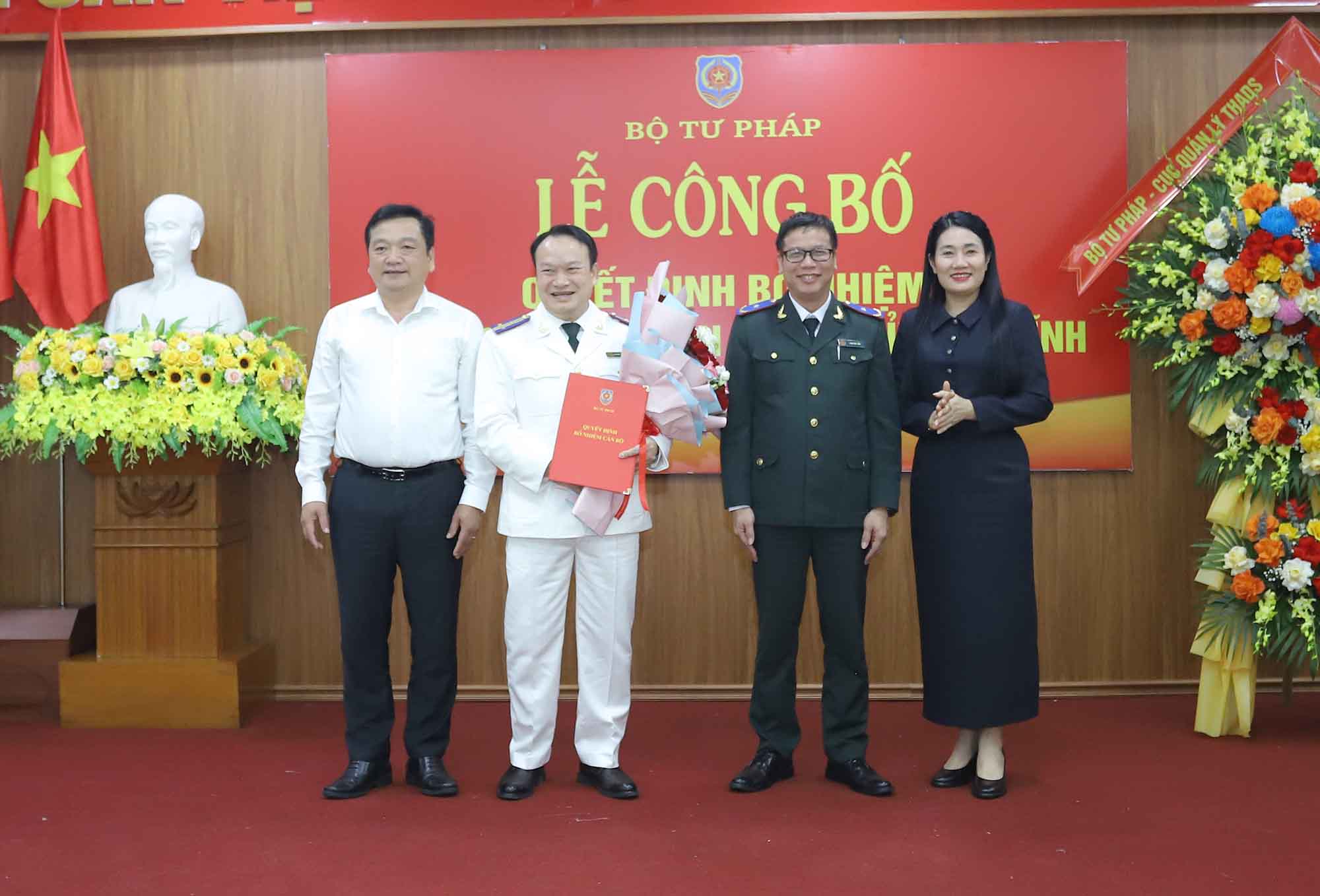 Handing over the decision to appoint Mr. Truong Cong Hoang to hold the position of Chief of Civil Judgment Enforcement of Ha Tinh province. Photo: Duc Tuan.