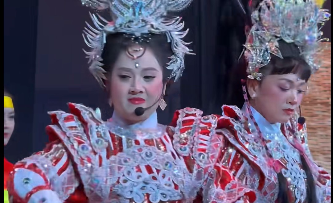 Hong Loan is involved in many controversies when encroaching on singing. Photo: Cut from video.