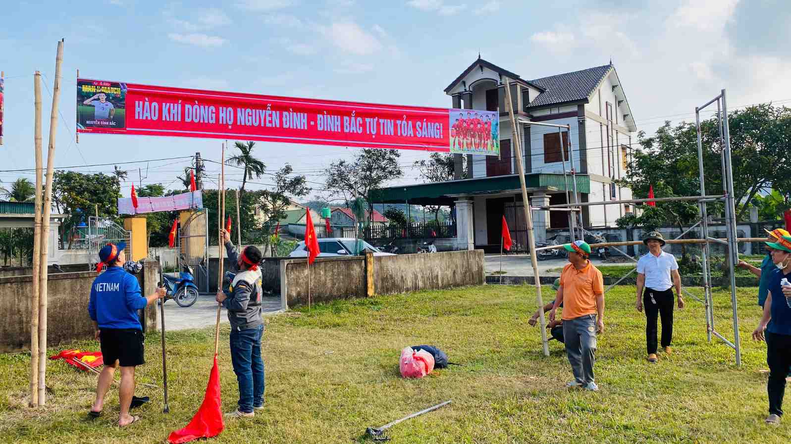 People from Dinh Bac's hometown are busy erecting banners, hanging banners and preparing space to cheer for U23 Vietnam before the semi-final match takes place. Photo: Quang Dai