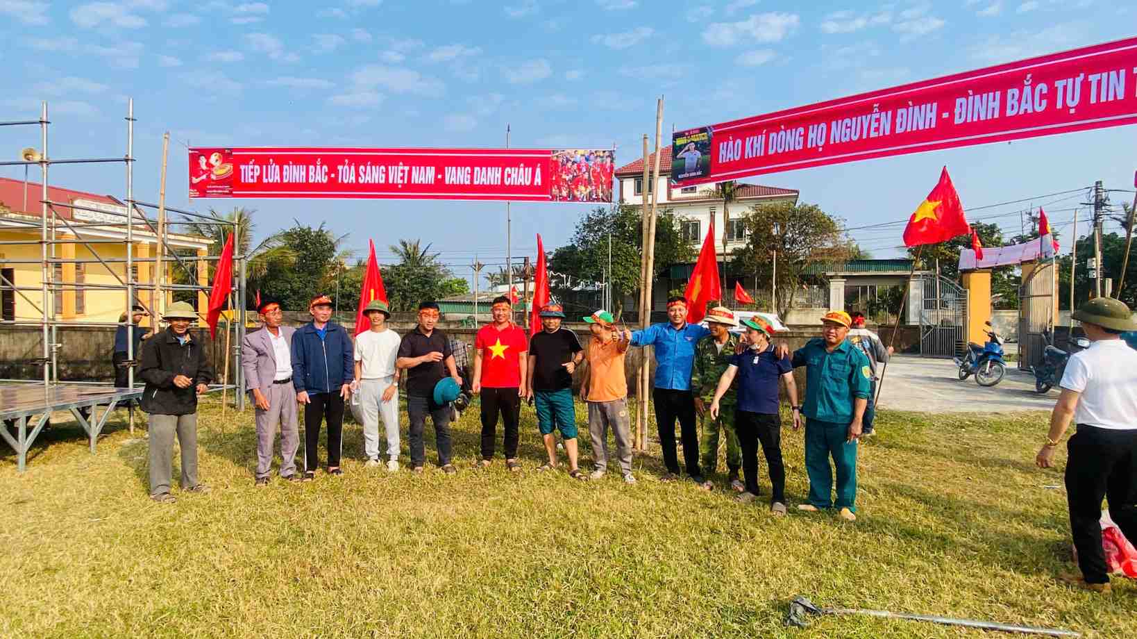 Nguoi dan que cau thu Dinh Bac tap trung tai san bong xa Yen Trung, treo bang ron, co To quoc va chup anh luu niem truoc gio co vu U23 Viet Nam o tran ban ket. Anh: Quang Dai